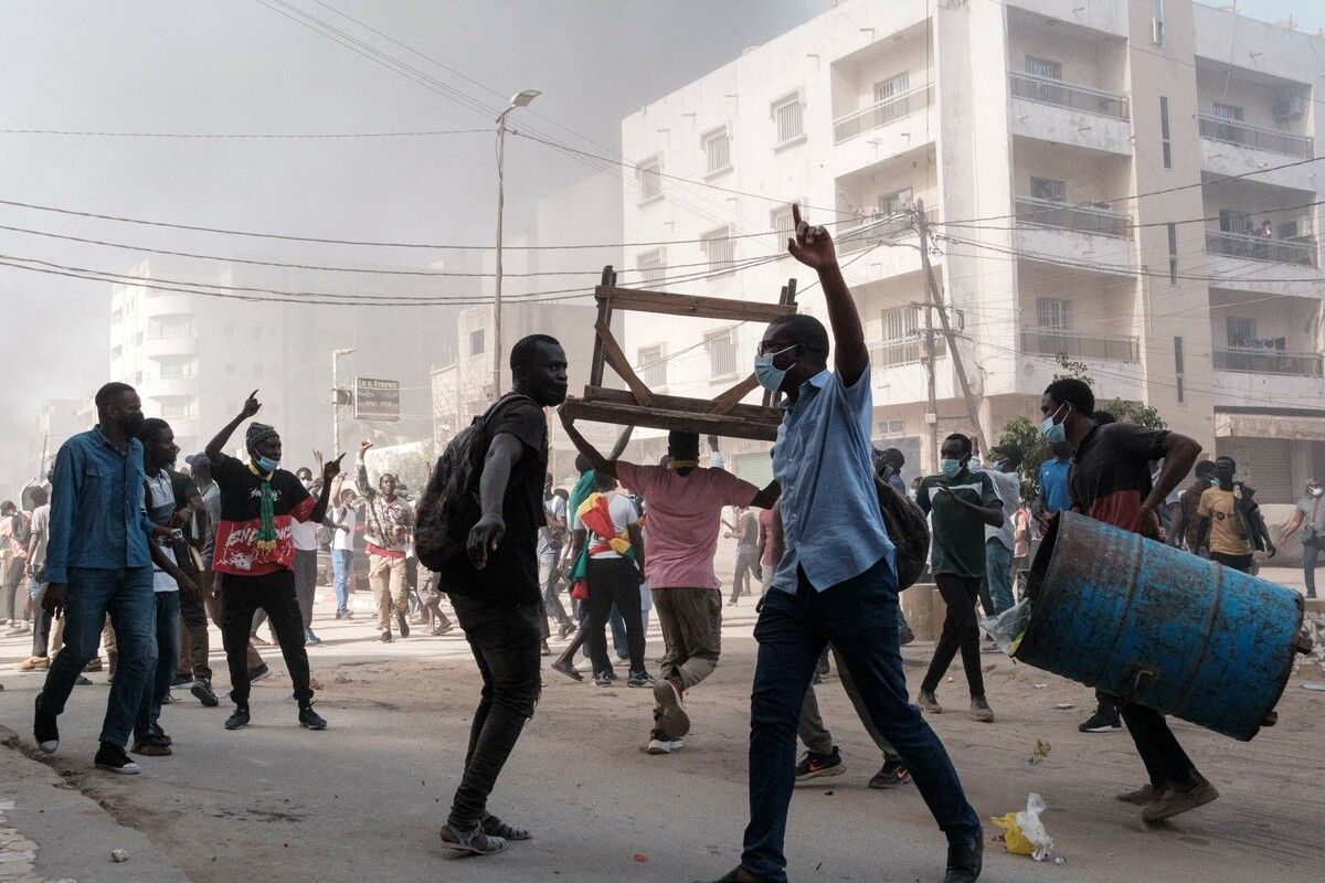 Demonstranten sammeln Utensilien, um sie beim Protest gegen eine Verschiebung der Präsidentschaftswahlen in Dakar zu verbrennen. AFP