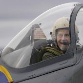 102-jähriger Kriegsveteran steuert Flugzeug für den guten Zweck