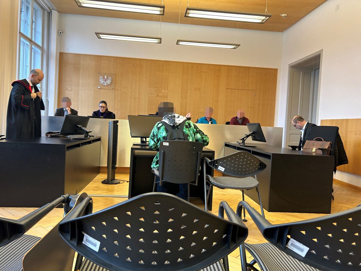 Der 23-jährige Angeklagte vor dem Schöffensenat am Landesgericht Feldkirch: „Kann mich nicht erinnern.“ VN/GS