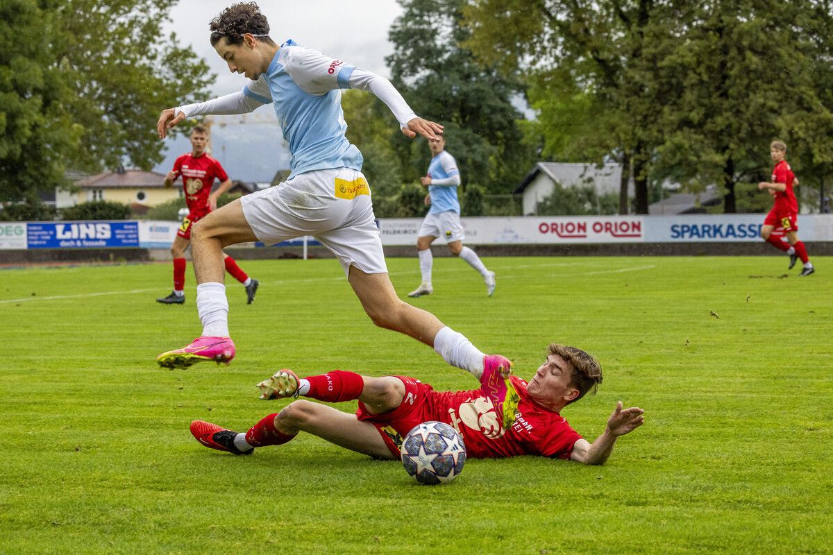 Der erst 18-jährige Mittelfeldspieler Bader Belhaj ist einer der vielen eigenen Spieler im blau-weißen Feldkirch-Dress.Paulitsch