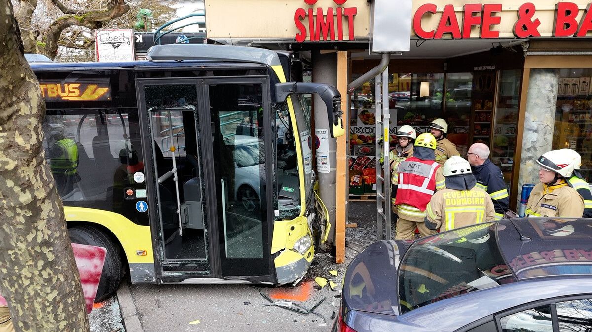 Der Gelenkbus prallte gegen eine Betonsäule, ein Fahrgast wurde dabei verletzt.