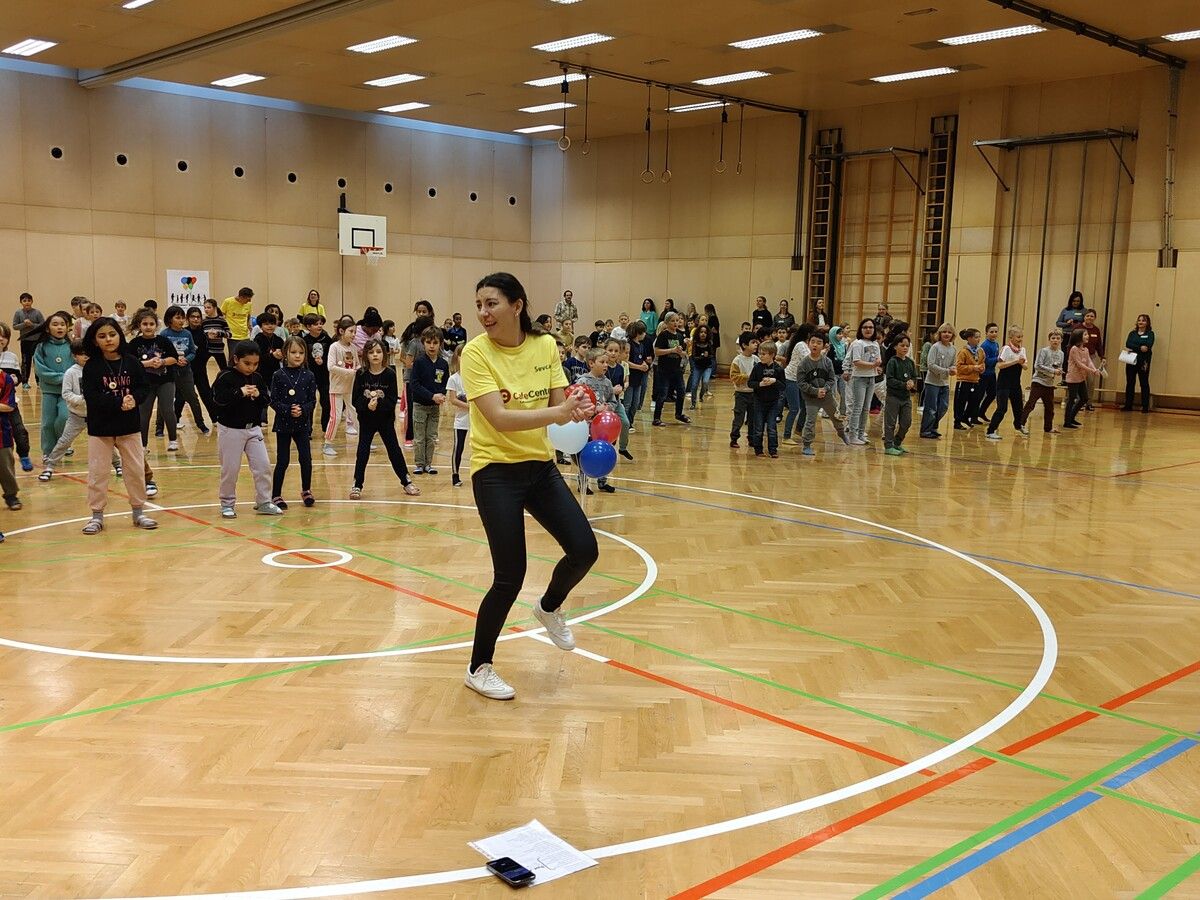Der gemeinsam einstudierte Tanz kam auf dem Oberauer Kinderfest besonders gut an. VN-HE (4)