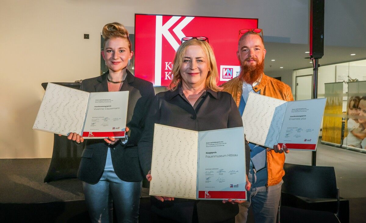 Der Hauptpreis ging 2023 an das Frauenmuseum Hittisau mit Direktorin Stephania Pitscheider Soraperra (Mitte), die Anerkennungspreise wurden der Schauspielerin Vivienne Causemann und dem Ensemble plus mit Thomas Gertner verliehen.VN/Steurer