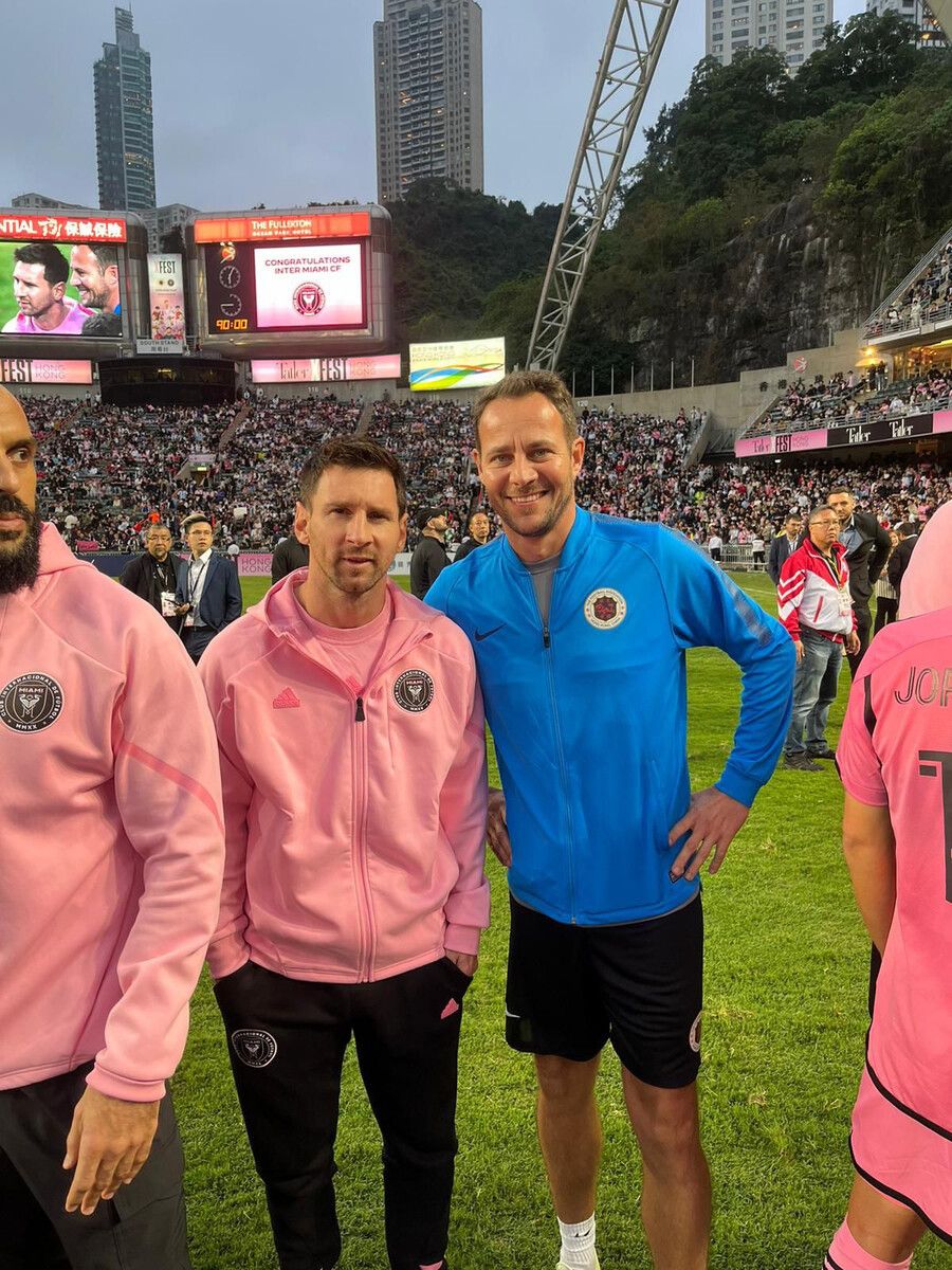 Der in Hongkong lebende und arbeitende Burgenländer Wolfgang Luisser schaffte es zumindest auf ein Foto mit Weltstar Lionel Messi.