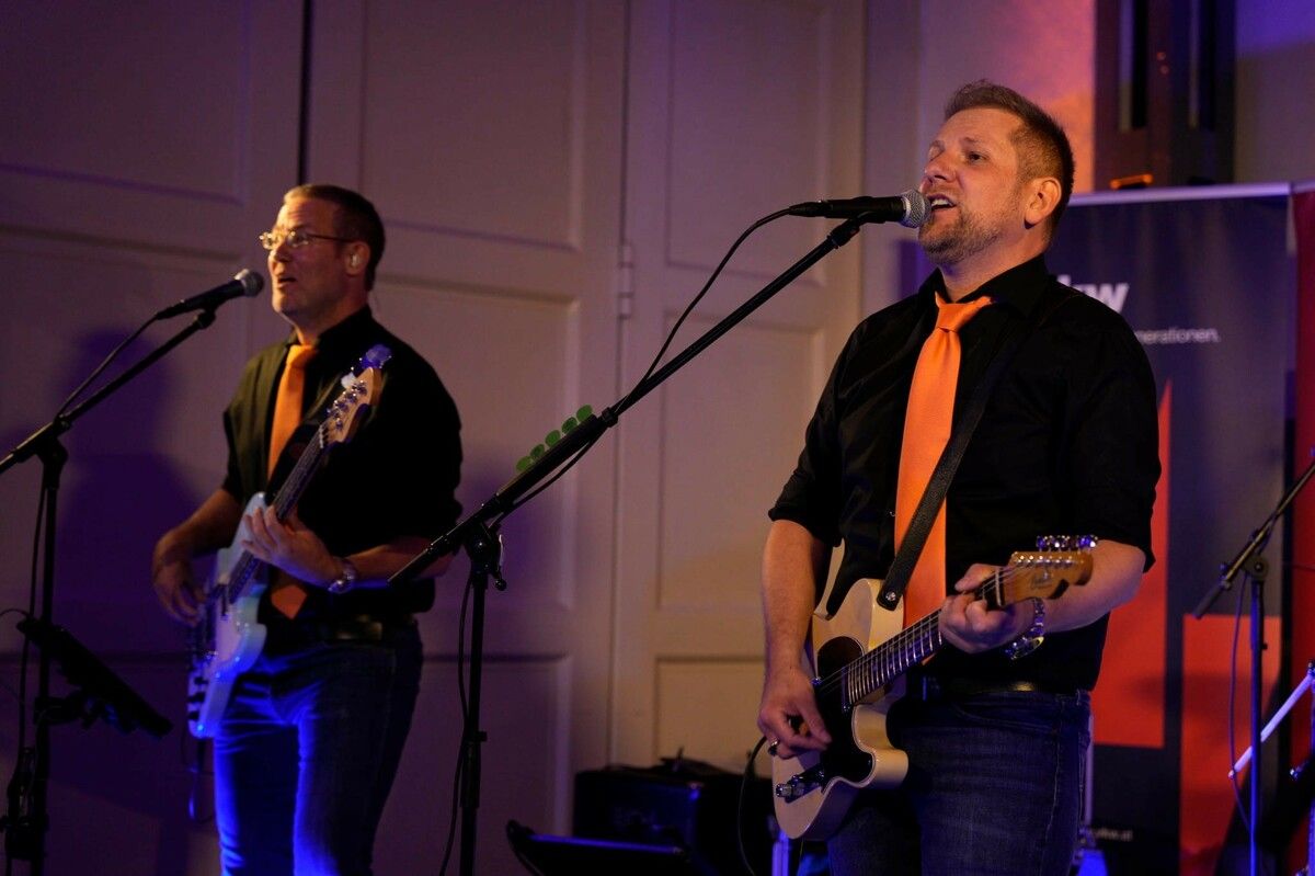 Der Lustenauer Jochen Grabher (r.), Sänger der Band „The Rubberneckers“, ist langjähriger Fan von Bryan Adams.