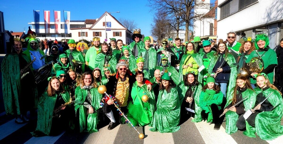 Der Musikverein Lochau als märchenhafte Froschkönige wird den großen internationalen Faschingsumzug in Lochau anführen. Ore, Ore! BMS
