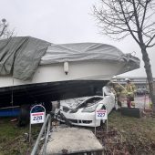 Auto rammt Boote in Hard