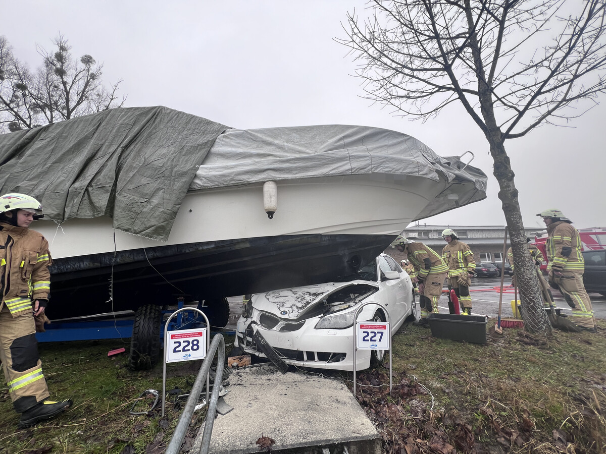 Der Pkw schob sich bei dem Aufprall unter das Boot. Ein weiteres hier abgestelltes Wasserfahrzeug wurde auch beschädigt. VOL/VLACH