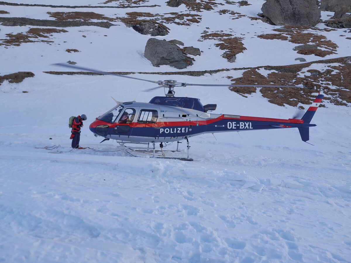 Der Polizeihubschrauber kurz vor dem Start zur Seilbergung. apa