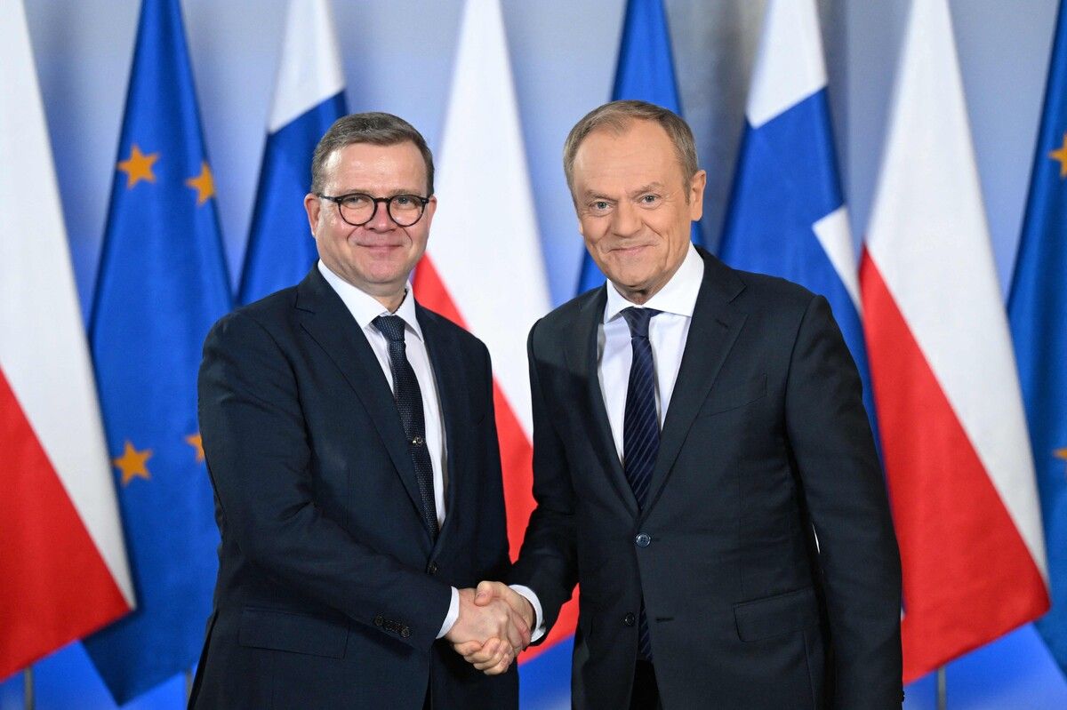 Der polnische Premierminister Donald Tusk (r.) begrüßt den finnischen Premierminister Petteri Orpo in Polen. AFP