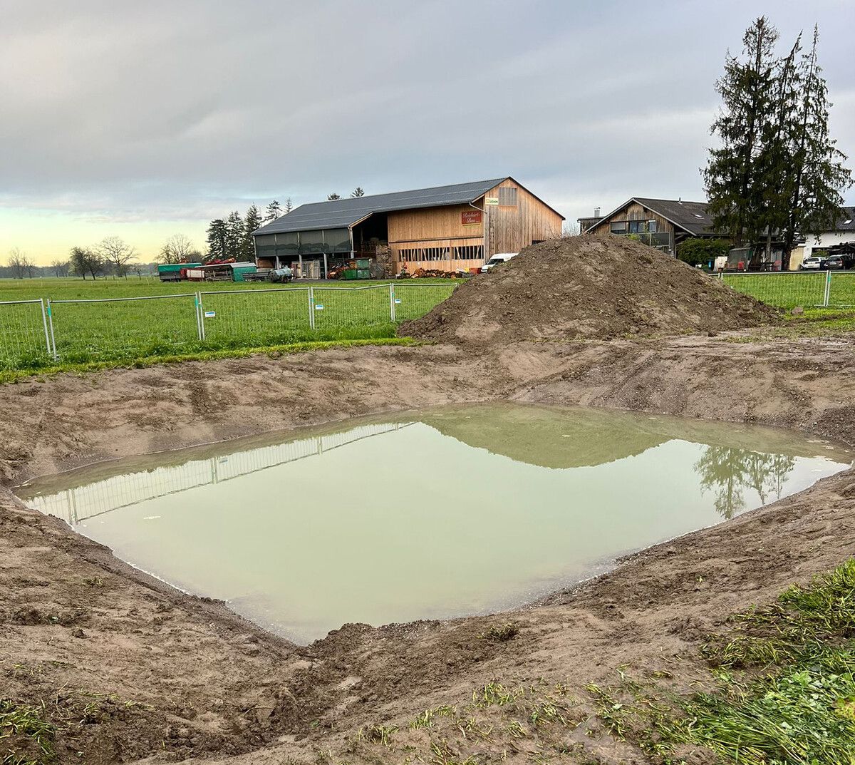 Der Probesee, der vergangenes Jahr ausgehoben wurde, wurde wieder verschlossen. Stadt