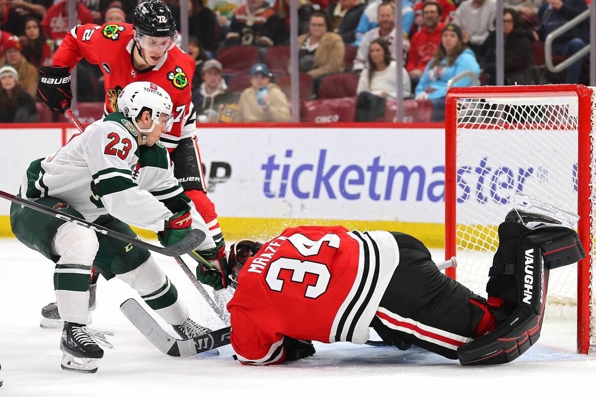 Der Rankweiler Marco Rossi im Duell mit Chicagos Goalie Petr Mrazek. afp