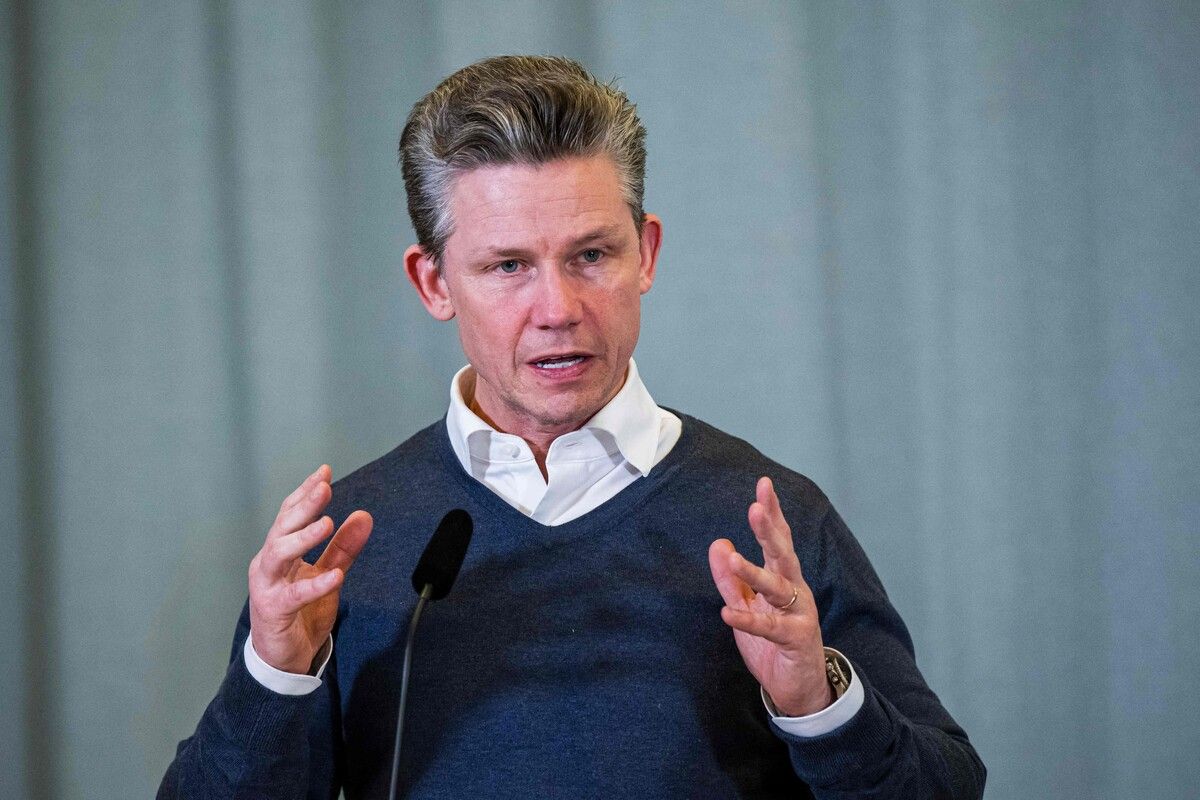 Der schwedische Verteidigungsminister Pål Jonson freut sich über die Ankündigung Ungarns, den NATO-Beitritt seines Landes am Montag ratifizieren zu wollen. AFP