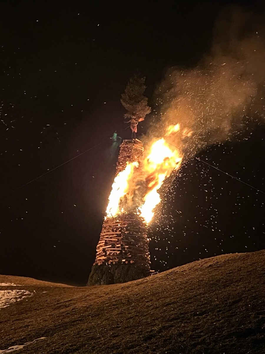 Der Waldner Funken besteht aus unzähligen Holzscheitern. dob