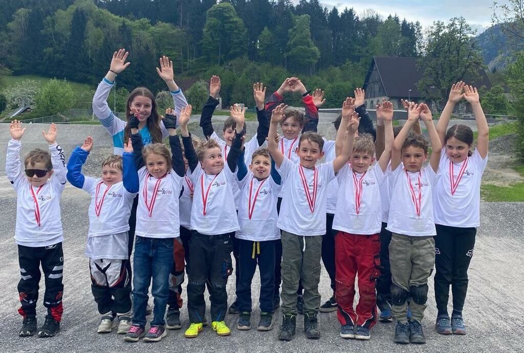 Die Absolventen der BMX-School hatten sichtlich Spaß mit Trainerin Hannah Muther. BMX-Club Bludenz