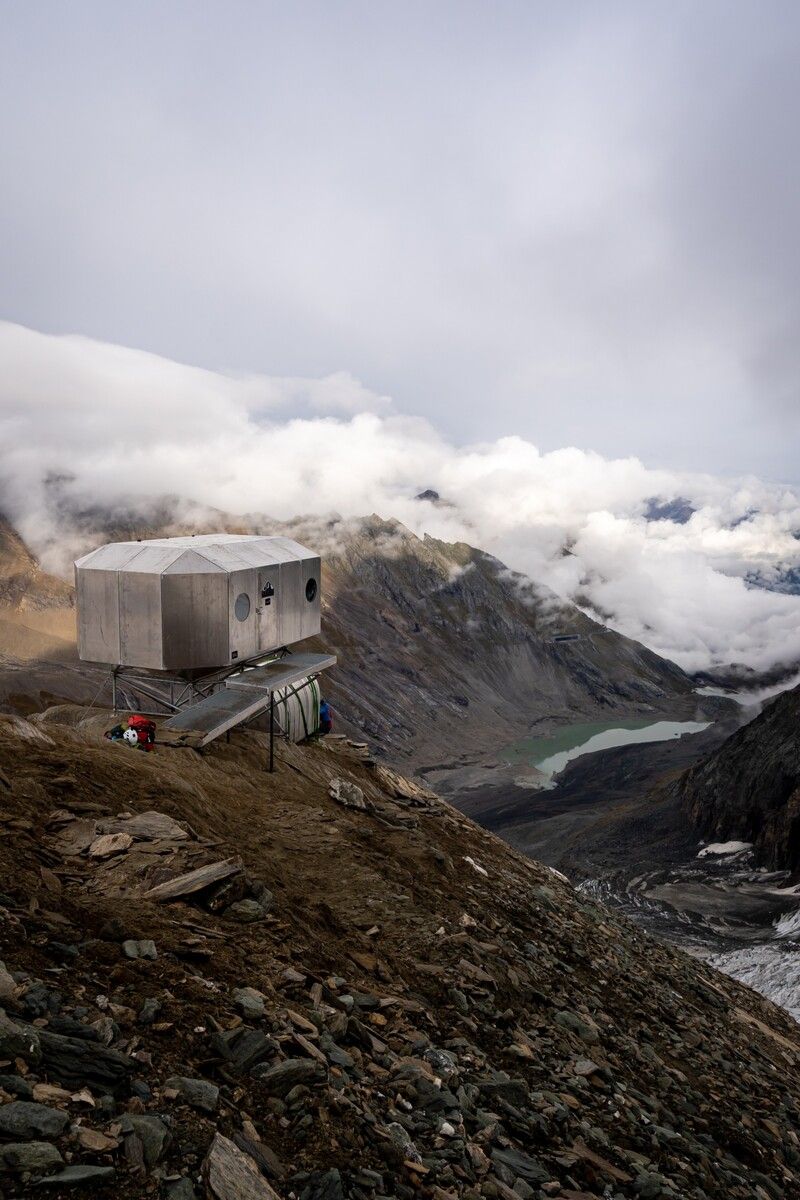 Die Alpinisten harren im Not-Biwak aus. Der Sturm verzögert die Rettung. apa