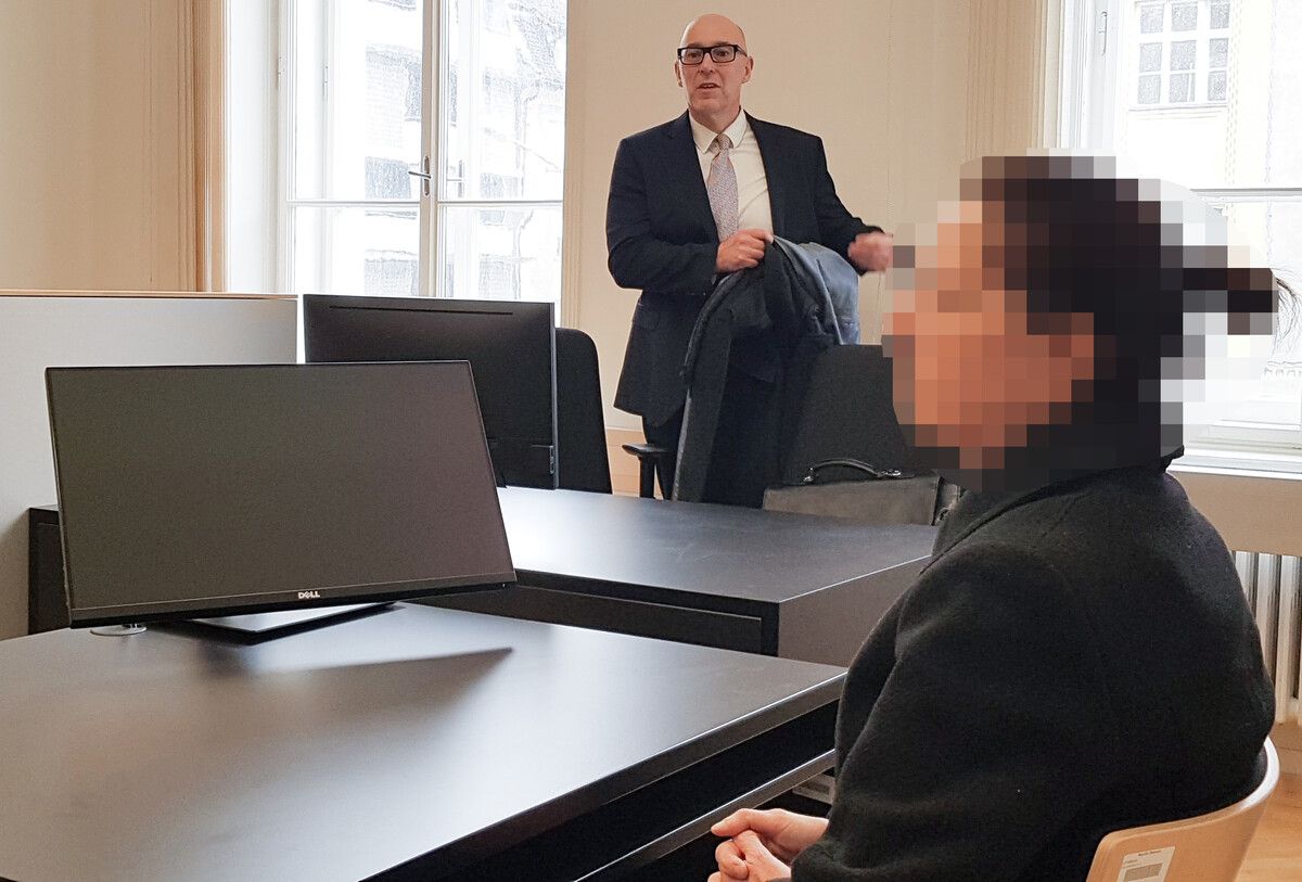 Die Angeklagte mit ihrem Verteidiger Klaus Pichler beim Prozess im Verhandlungssaal. eckert (2)