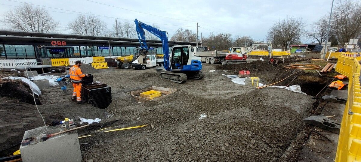 Die Bauarbeiten rund um den Bahnhof Lochau-Hörbranz mit neu gestaltetem Vorplatz, einem neuen Busterminal und einer neuen Park-and-Ride-Anlage laufen bestens.BMS