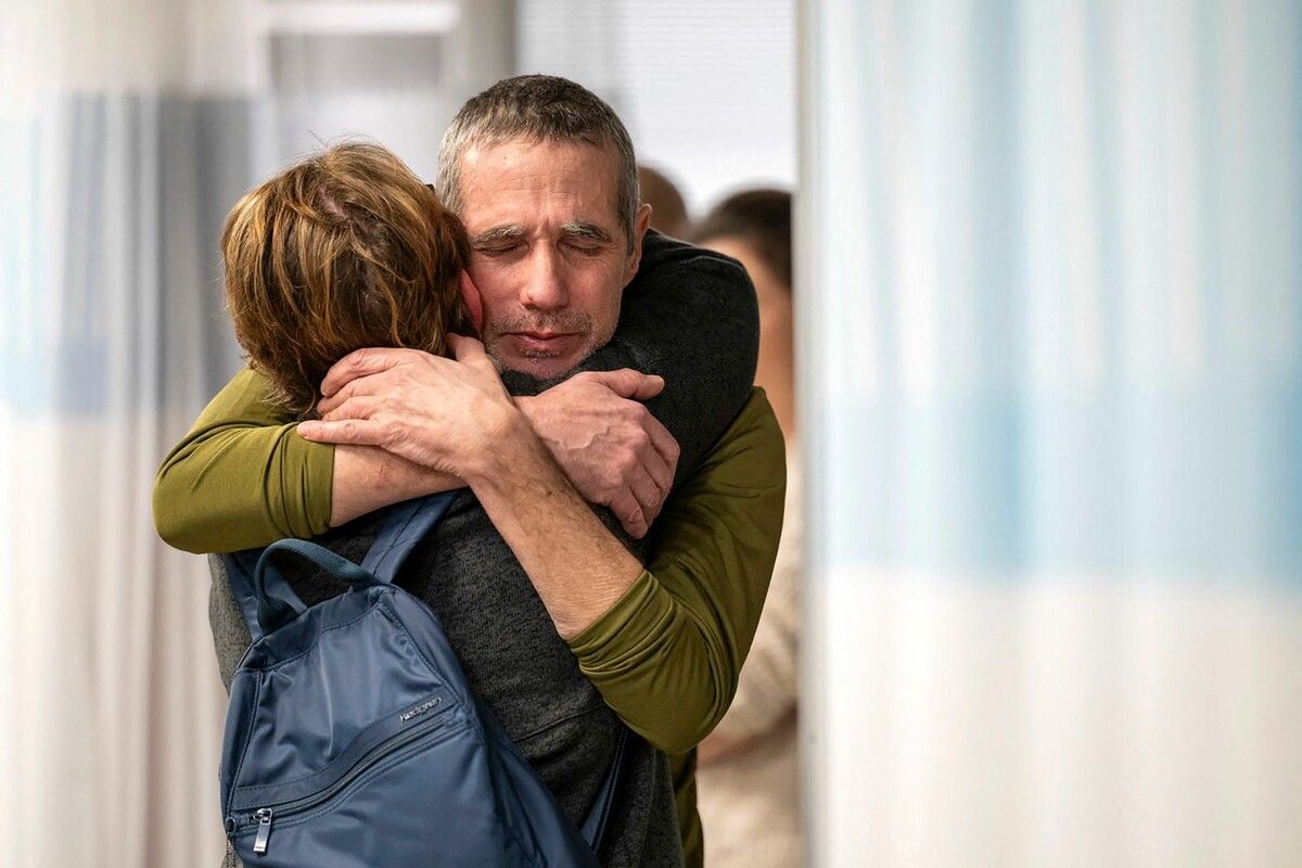 Die befreiten Geiseln wurden wieder mit ihren Familien vereint. AFP