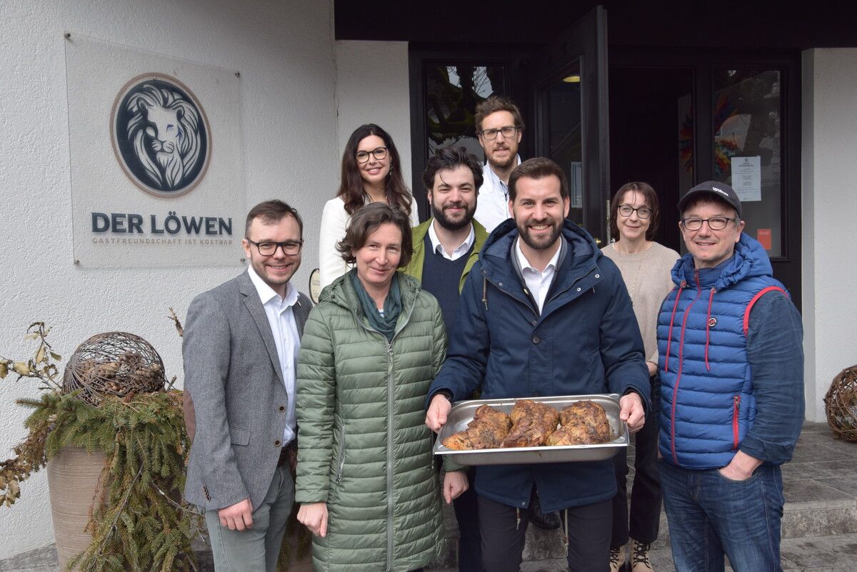 Die beiden Stadträte Andreas Fritz-Wachter und Martina Brandstetter, Bürgermeister Simon Tschann, Harald Wieshofer-Tomaselli, dahinter Stadtrat Cenk Dogan, Bianca Tomaselli, Vizebürgermeisterin Andrea Mallitsch und Koch Daniel Mostögl (v. l.). sco(3)