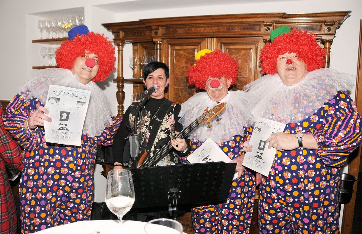 Die Clowns Walter, Hermann und Erich stellen mit Maria Jäger Tschakos Werk vor.