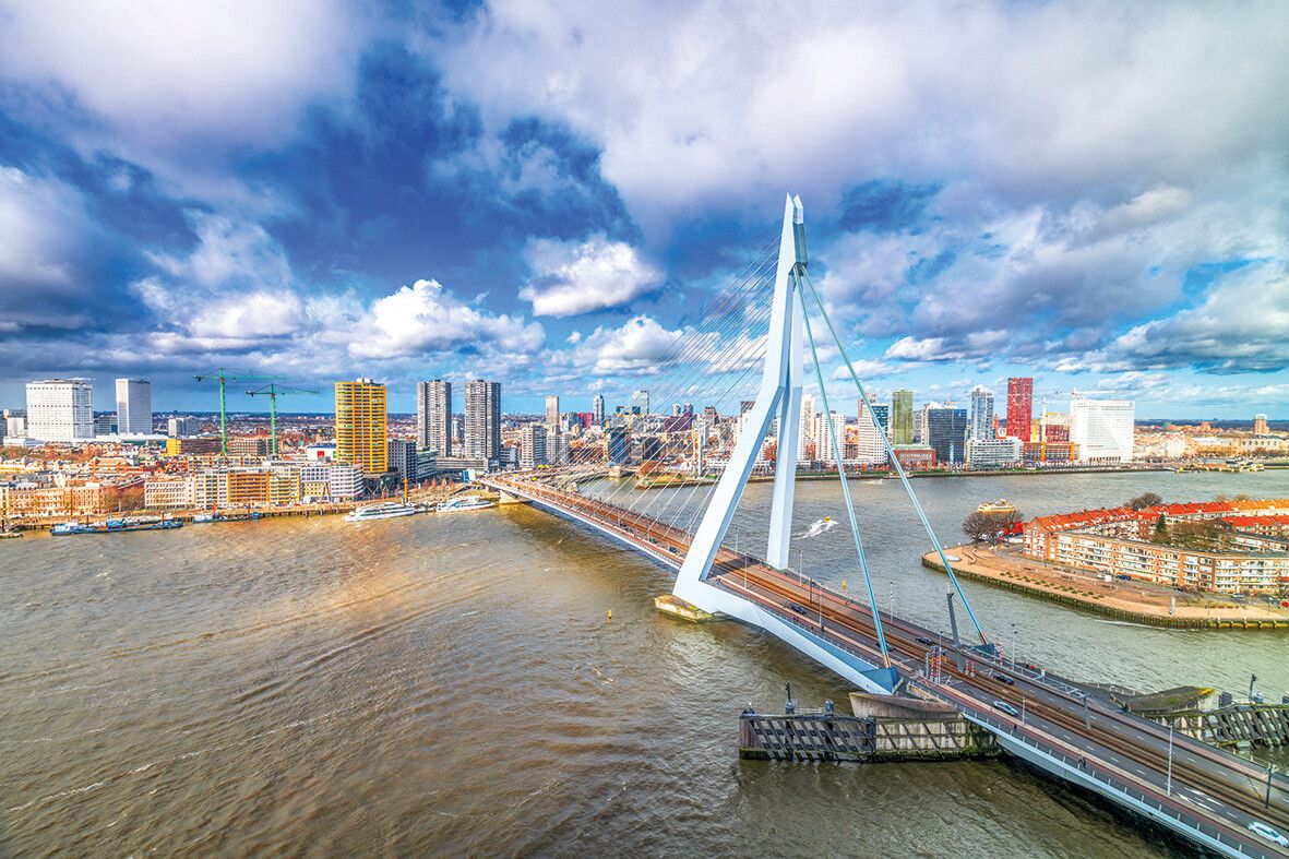 Die Erasmusbrücke hängt an einem 139 Meter hohen Pylon. Shutterstock