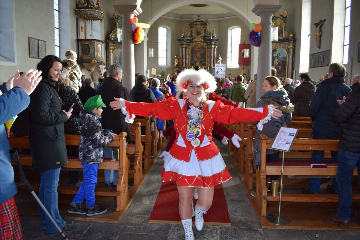 Die Garden führten den Auszug aus der Kirche an. me (3)
