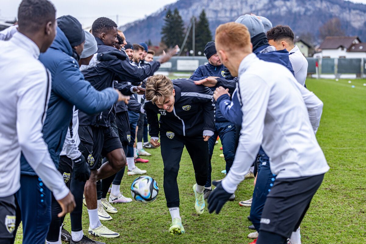 Die Geburtstagsgratulation an Paul Koller fand noch vor dem Trainingsstart statt. Meier