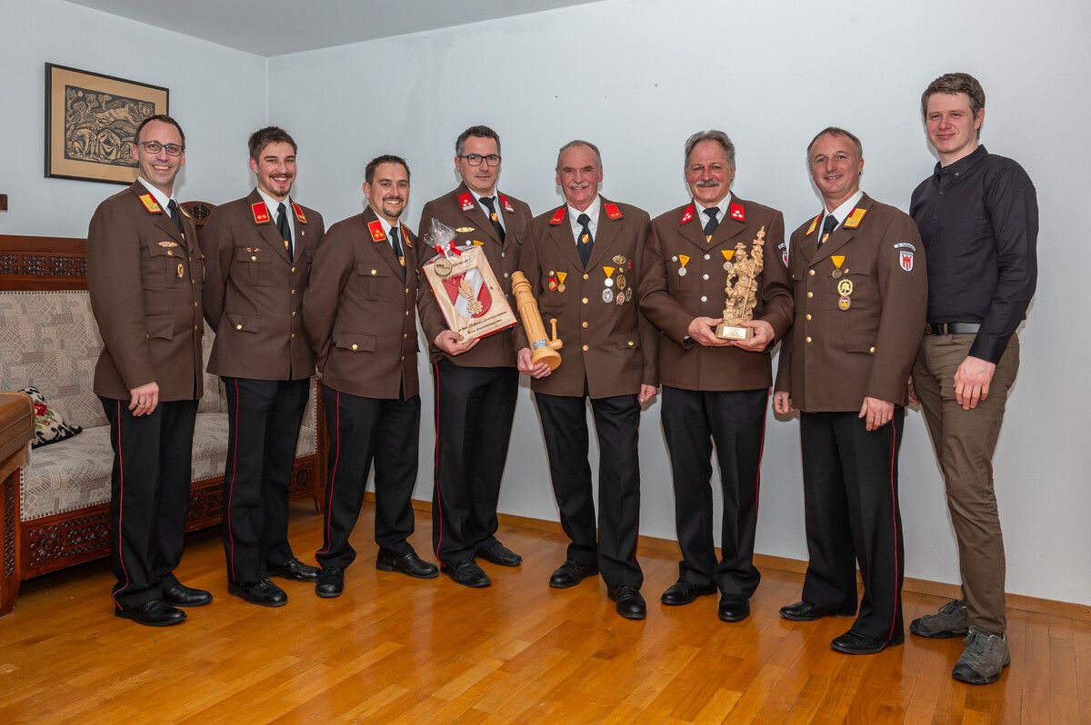 Die geehrten Feuerwehrmänner mit Bürgermeister Josef Lechthaler.