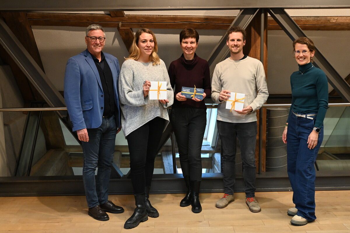 Die Gewinnerinnen und Gewinner der Umwelt-Umfrage mit Bürgermeister Wolfgang Matt und Christina Connert, Leiterin der Umweltabteilung.Stadt Feldkirch