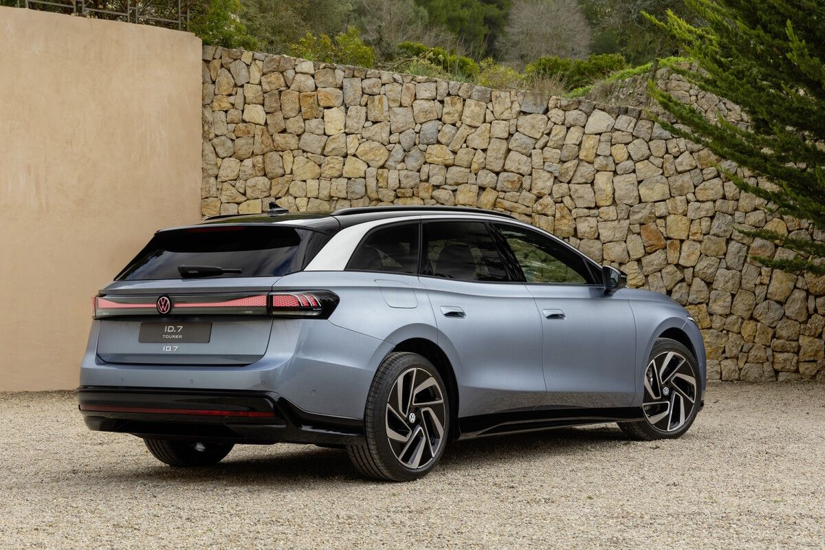 Die ID-Familie von Volkswagen bekommt wieder Zuwachs. Die Kombi-Version Tourer des ID.7 soll die Gene des Passat Variant in die Neuzeit tragen. Technisch ist der Tourer weitestgehend identisch mit der ID.7-Limousine. Heißt: Beide sind 4.96 Meter lang. Für Vortrieb sorgt ein 286-PS-starkes E-Aggregat. Die zum Start im Frühsommer 2024 angebotene Version Pro bietet einen 77 kWh großen Akku, kurz darauf soll laut VW der Pro S mit 86 kWh folgen. Mit dem größeren Energiespender soll der Kombi bis zu 697 Kilometer weit kommen, mit dem kleineren dürfte ein WLTP-Wert von rund 600 Kilometern drin sein.