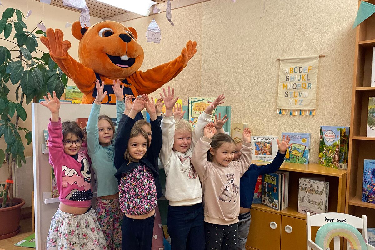 Die Kinder hatten Spaß mit dem OBI-Biber bei der Projektpräsentation.Obi