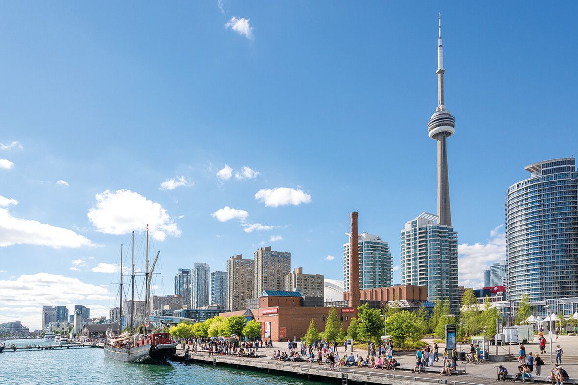 Die lebendige Waterfront von Toronto am Ontariosee.Shutterstock/Michal Stipek