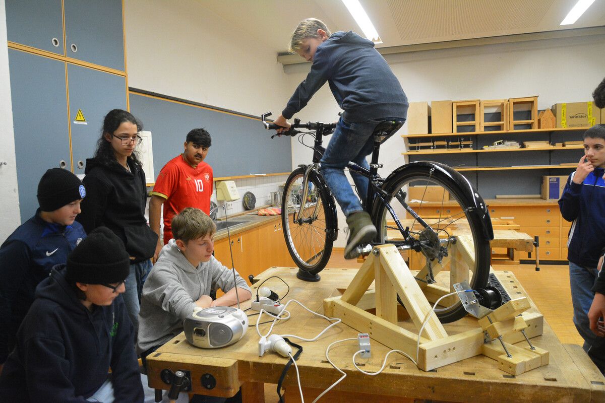 Die Mittelschüler haben ein Fahrrad umgebaut, das Wechselstrom erzeugt. Damit kann beispielsweise ein Radio betrieben werden.bvs (3)