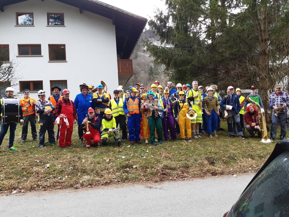 Die Musikantinnen und Musikanten der Harmoniemusik Stallehr-Bings-Radin nahmen auch am Umzug teil.sw