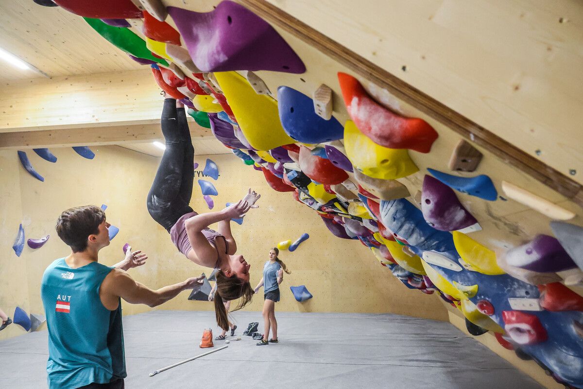 Die neue Kletterwand lässt Platz für spektakuläre Routen, zumal die Neigung der Wand individuell verändert werden kann.Steurer
