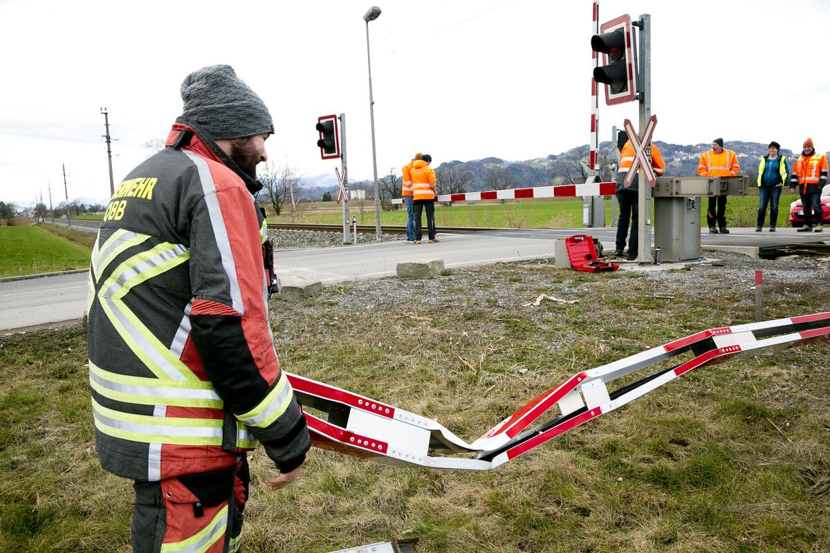 Die Oberleitung musste mit einem Turmwagen kontrolliert und die Schranke repariert ­werden. d. Mathis