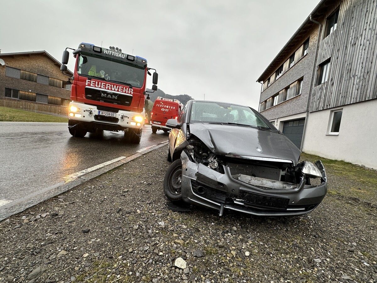 Die Ortsfeuerwehr Hittisau rückte mit zwanzig Einsatzkräften an. vol/Mayer