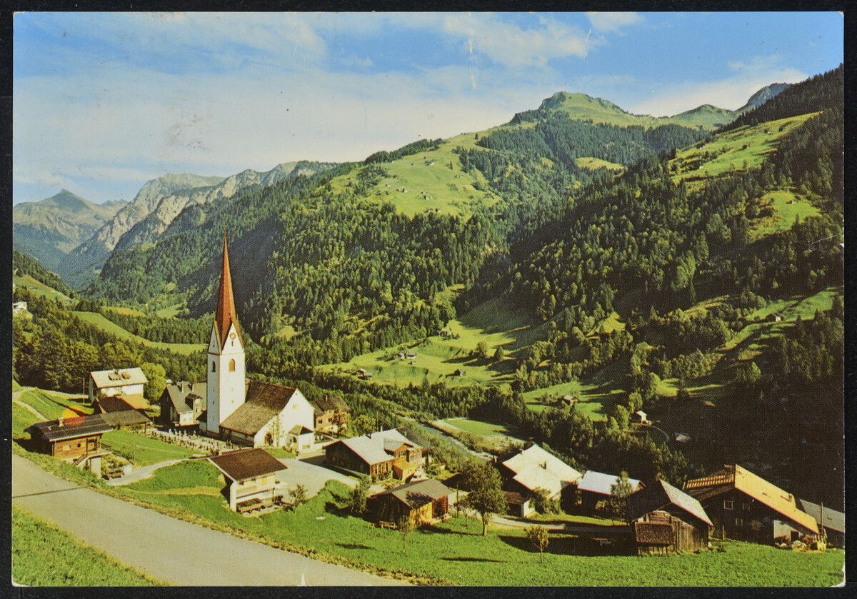 Die Pfarrkirche steht im Nordhang im Ortsteil Flecken
