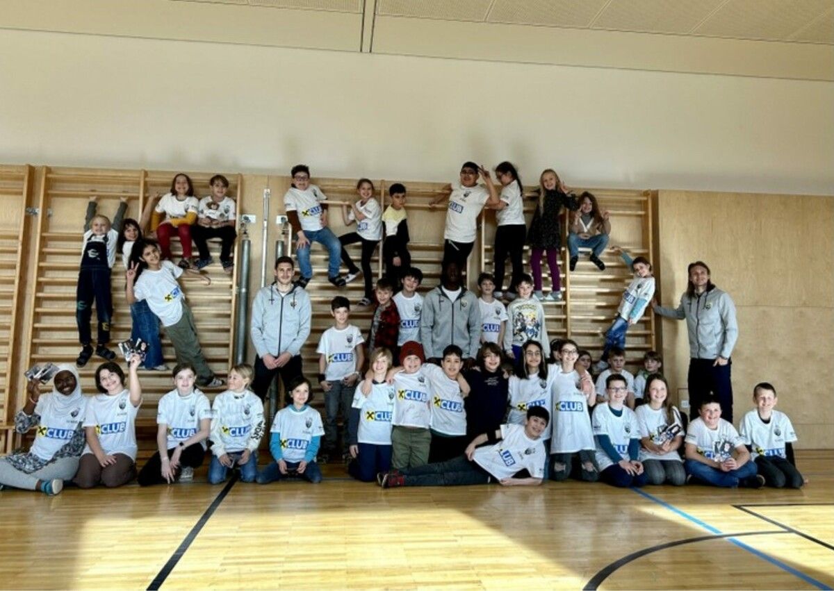 Die Röthner Volksschüler freuten sich über den Besuch der SCR-Altach-Spieler. Privat