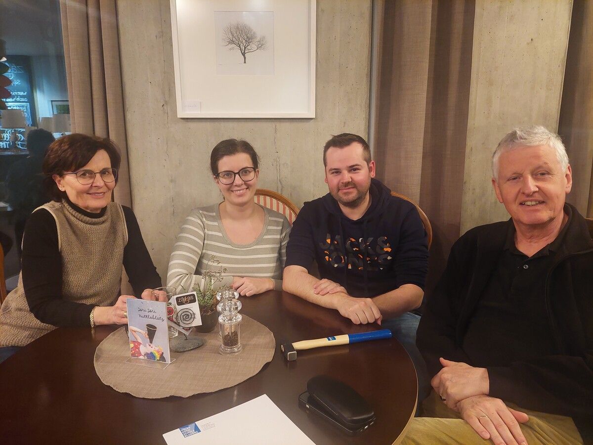 Die Stammquizzer Johanna, Julia, Daniel und Wolfgang sind begeistert vom Tablequiz. Stadtmarketing Bludenz