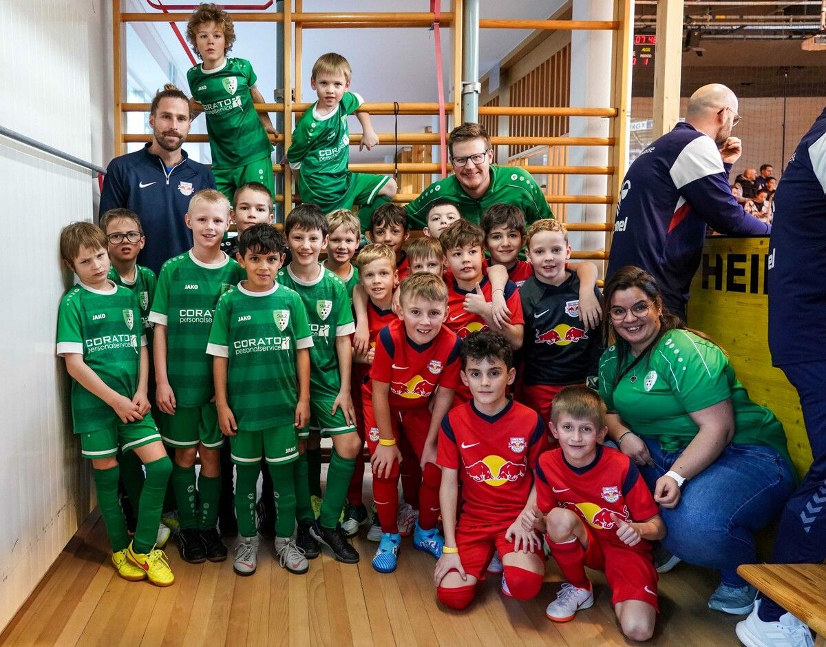 Die U9 des FC Sulz mit den Alterskollegen des FC Red Bull Salzburg. FC SUlz