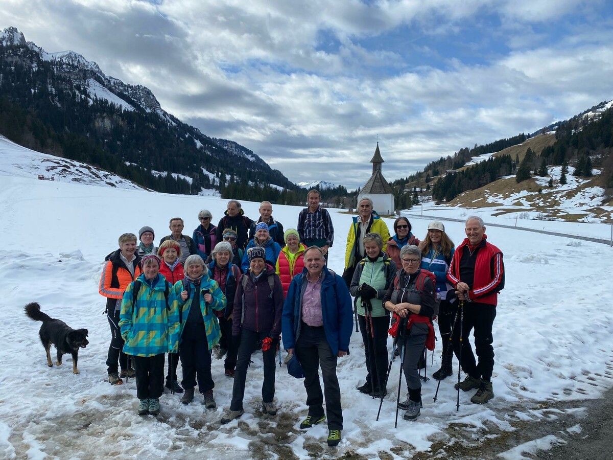 Die Wandergruppe auf dem Weg nach Schönenbach, motiviert durch die Aussicht auf Kässpätzle.50Plus Höchst
