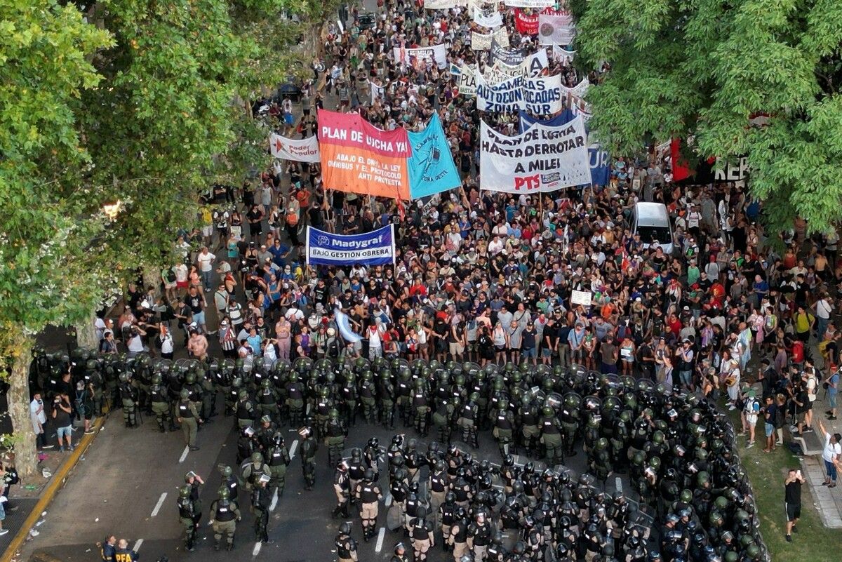 Diese Drohnenaufnahme zeigt Demonstranten in Buenos Aires, die gegen den „Omnibus-Gesetzentwurf“ protestieren. Der Entwurf sieht weitreichende Deregulierungen in der argentinischen Wirtschaft vor. AFP