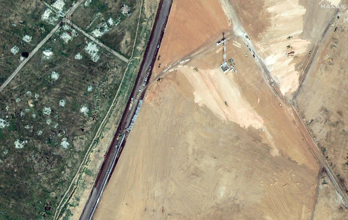 Diese Satellitenbilder zeigen Bauarbeiten in Ägypten in der Nähe der Grenze zu Rafah. Ägypten hat bisher nicht bestätigt, was gebaut wird.AFP