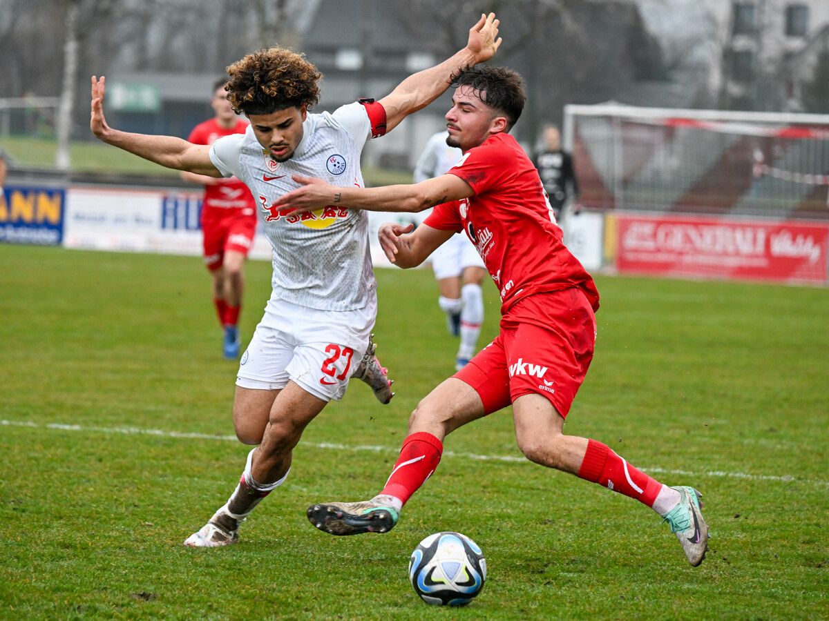 Dornbirn-Angreifer Anteo Fetahu wusste sich gegen seinen Gegenspieler Benjamin Atiabou nur mit einem Halten zu helfen.Gepa