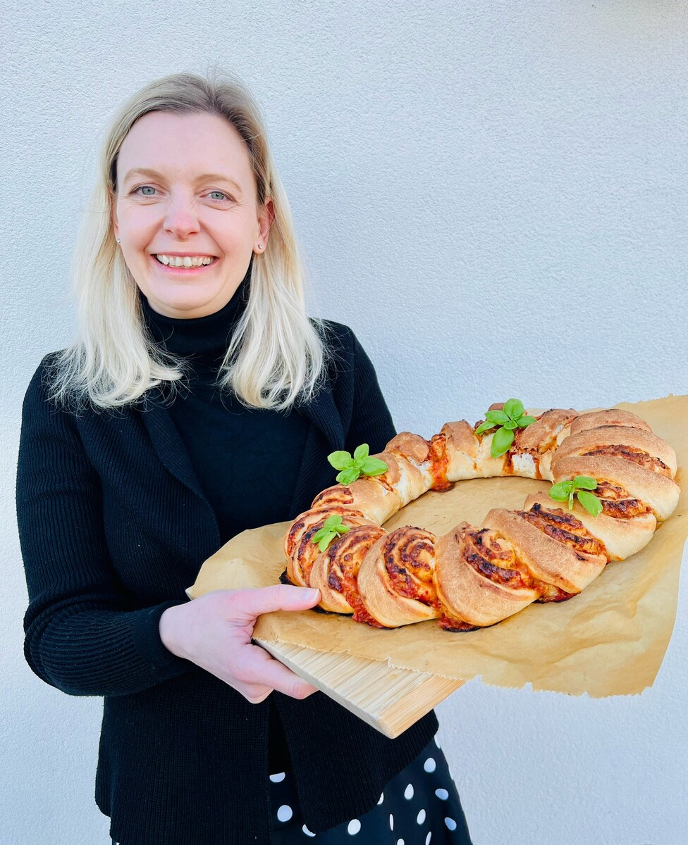 Ein Fest für die Sinne, Pizzakranz garniert mit Pinienkernen und Kräutern. Afb (2)