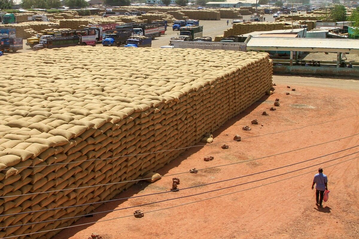 Ein Mann geht auf einem Markt in Gedaref im Sudan an Getreidesäcken vorbei. Ein Jahr nach Beginn des Krieges, der den Sudan an den „Rand des Zusammenbruchs“ gebracht hat, hungert die Mehrheit der Bevölkerung. AFP