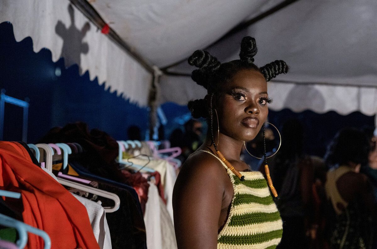Ein Model posiert hinter der Bühne während der One Fashion Week zur Bekämpfung von Diskriminierung in Goma, Republik Kongo. reuters