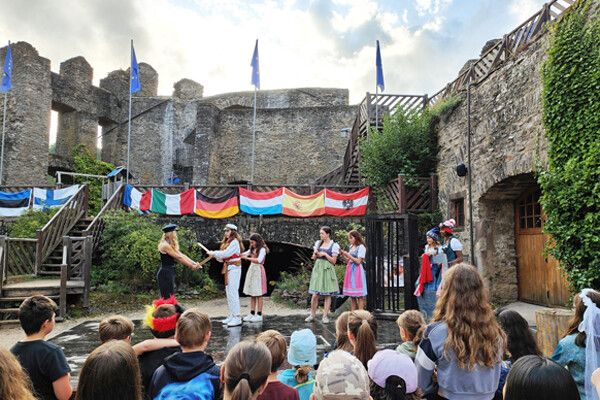 Eine Reise führt auf die Neuerburg in Deutschland.aha